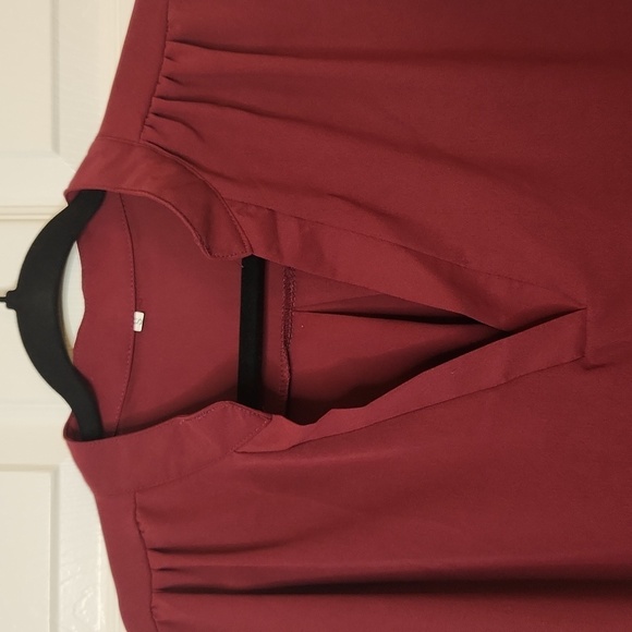 Women's Burgandy Red V-Neck Short Sleeve Top    Size S - Picture 2 of 9